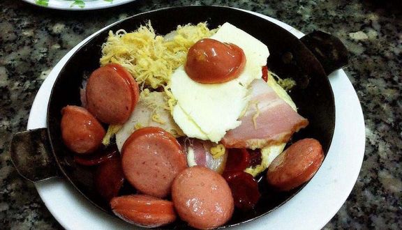 Bánh mỳ pate, trứng, lạp xưởng