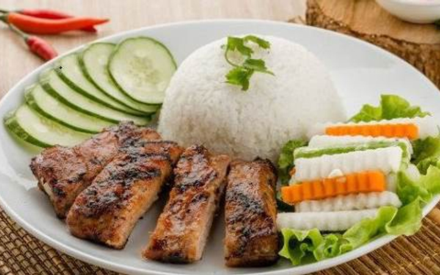 Cơm tấm cốt lết nướng trứng ốp la