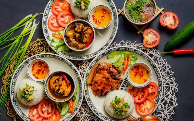 Cơm Gà Lớn + Trứng Ốp + Canh