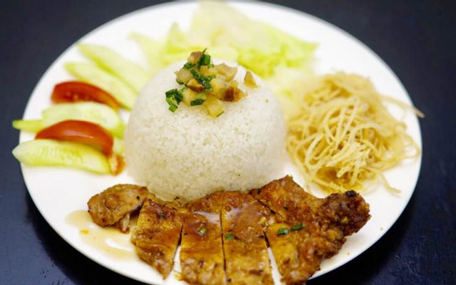 Cơm tấm sườn bì trứng ốp