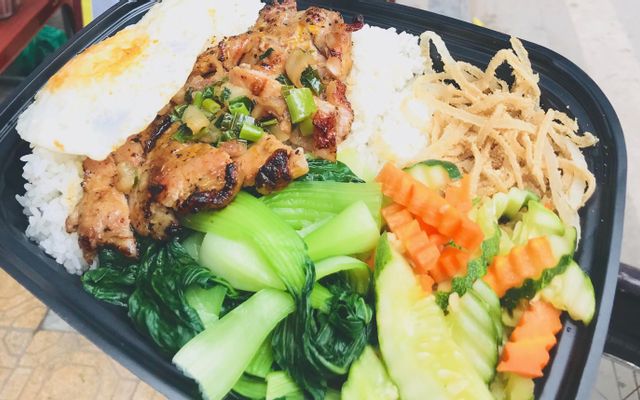 Cơm Tấm Ba Chỉ Nướng Đầy Đủ