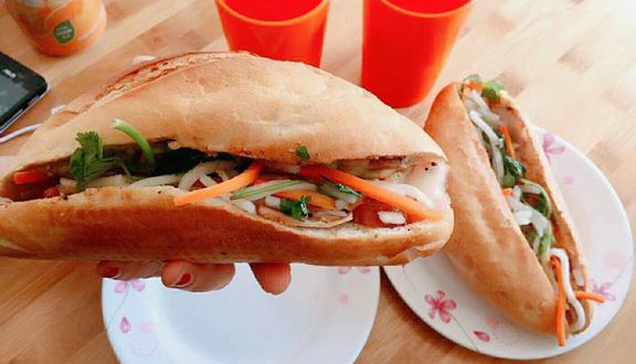 Cô Hồng - Bánh Mì