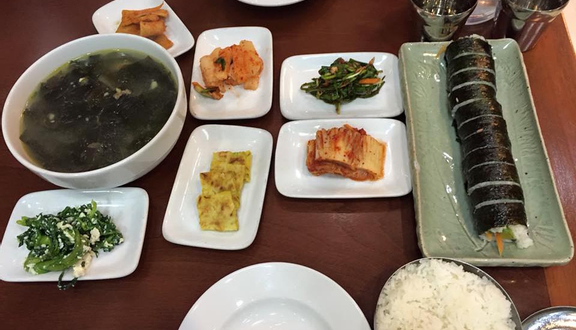 Kimbap cuộn cơm