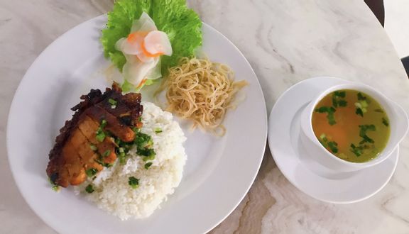 Cơm đùi gà rang gừng