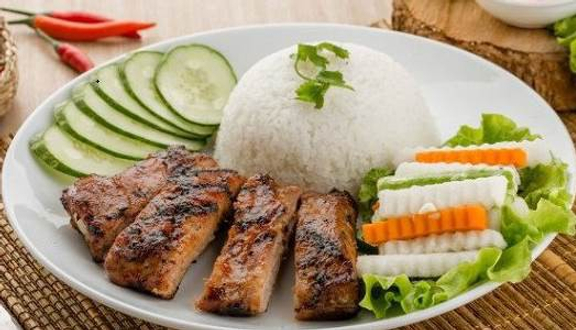 Cơm tấm sườn chua ngọt trứng ốp la