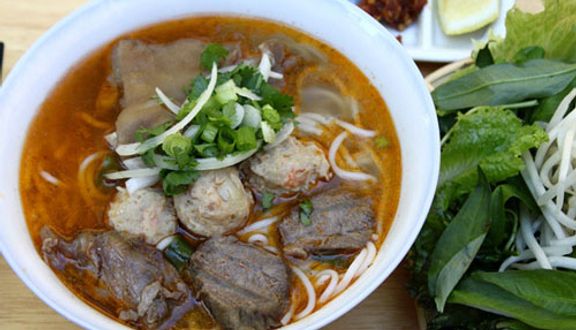 Bún bò Huế đầy đủ
