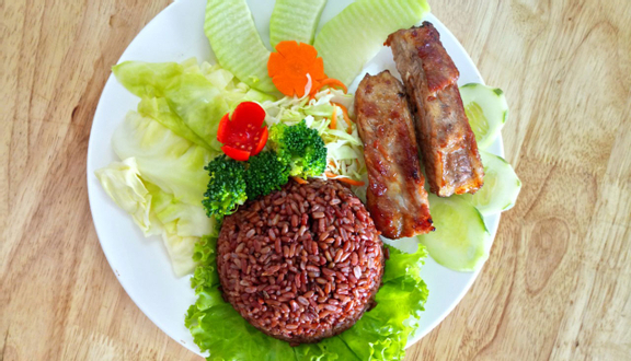 Cơm gạo lứt gà hấp nấm viên