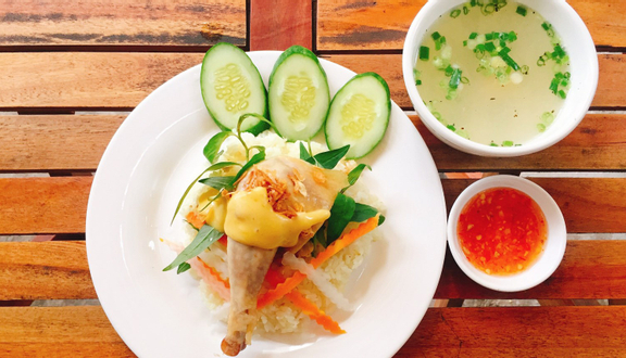 Cơm gà chiên mắm + trà đào tắc