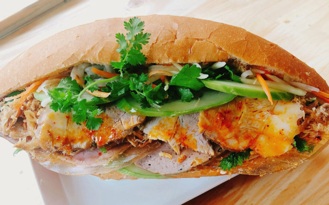 Bánh mì Pate trứng hành phi
