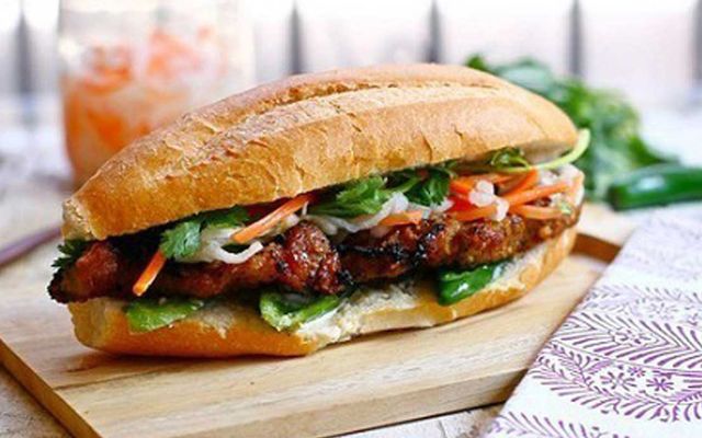Bánh Mì Pate Lạp Sườn