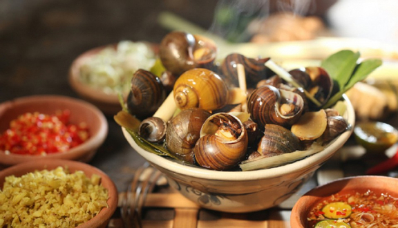 Cơm gà xé+ canh rong biển+ trứng chiên+ sâm