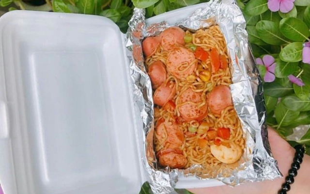 Mì trộn chả tôm