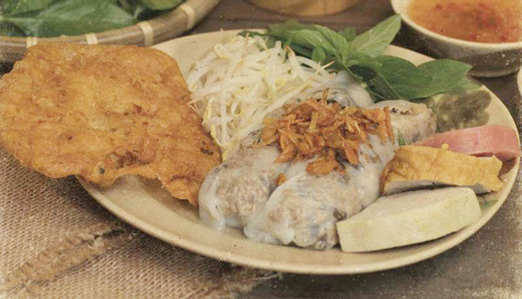 Bánh cuốn trứng chả lụa