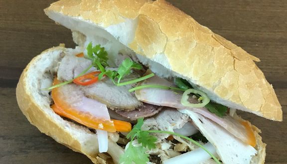 Bánh mì trứng ốp la + patê