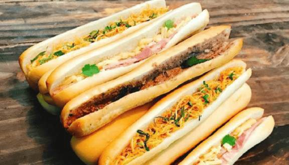 Bánh Mì Que  Bơ Patê Trứng Cút