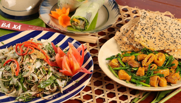Cơm gà xối mỡ Bà Xã - canh rong biển - trứng chiên thịt bằm - nước sâm