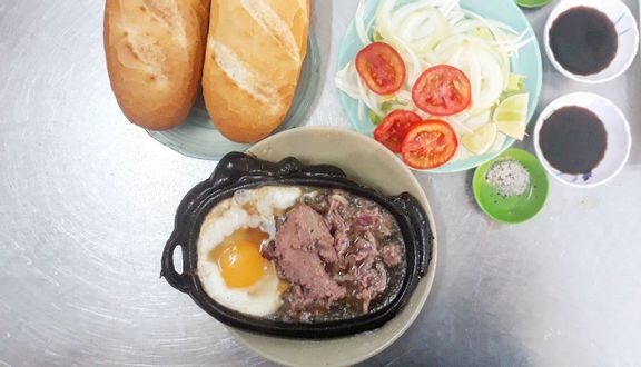 Bò trứng Patê xúc xích có rau bánh mì