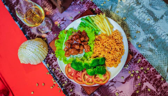 Nui xào pate kèm bò sốt
