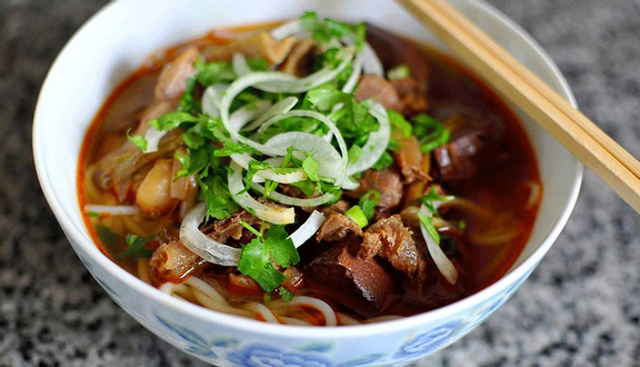 Bún bò giò bắp chả