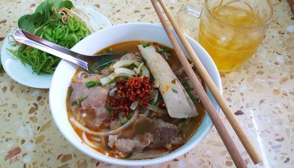 Bún bò nạm, gân, chả cua, chả Huế