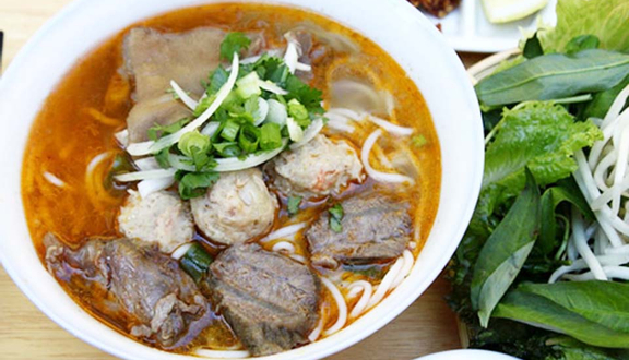 Bún bò tái - chả