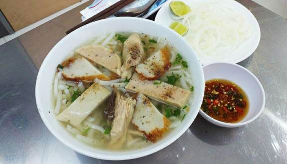 Bánh canh bột gạo xương, chả cá, cá dằm