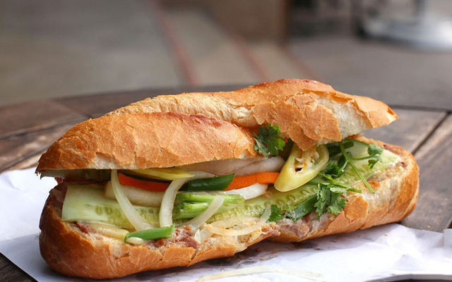Bánh Dày Kẹp Chả Lụa