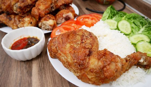Combo cơm đùi gà rán góc tư và trà tắc