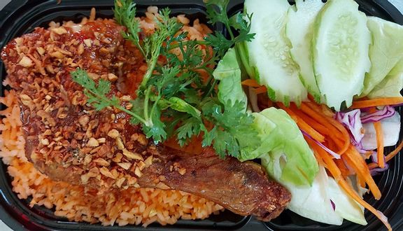 Combo4 (Cơm gà da giòn sốt mắm tỏi+canh rong biển+Trứng ốpla)