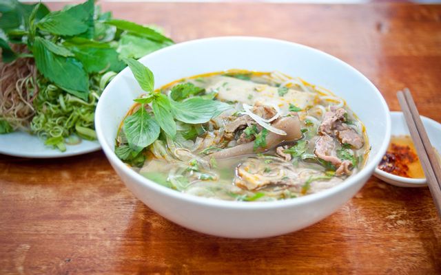 Bún bò tái chả