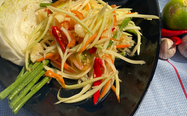 Chân gà rút xương chua cay