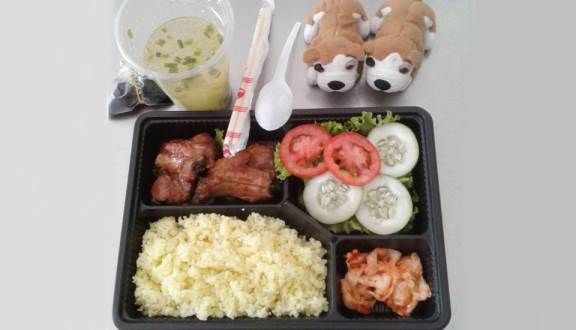Cơm gà xé bóp gỏi  + trứng ốp la