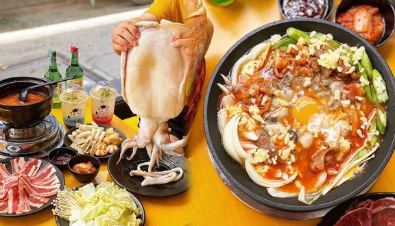 Lẩu mực khổng lồ nguyên con