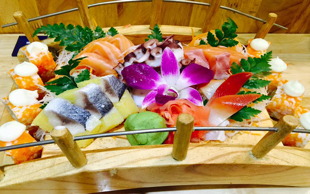 Sashimi trứng cá chuồn
