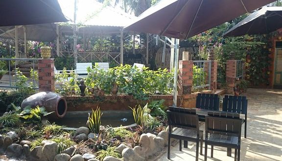 Studio Moon Garden Cafe
