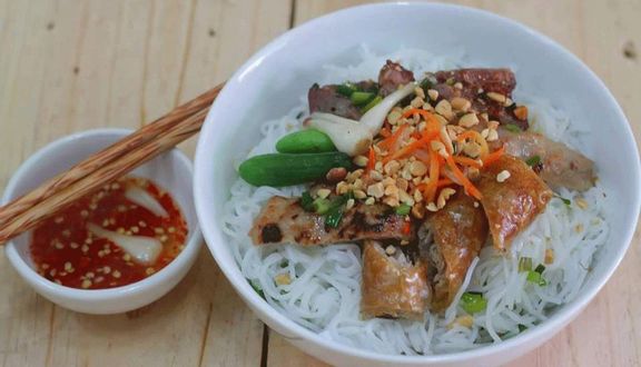 Bánh ướt chả giò chả lụa