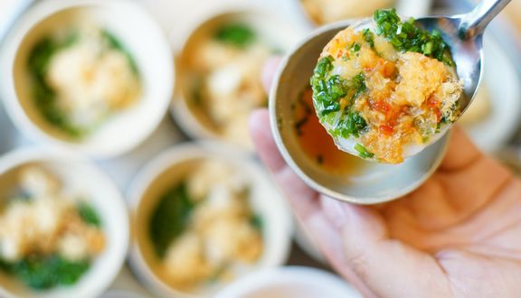Trứng non lòng đào ăn kèm lẩu gà