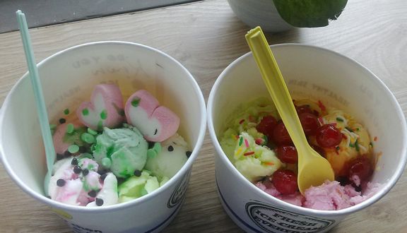 Kem sữa chua sốt dâu tươi