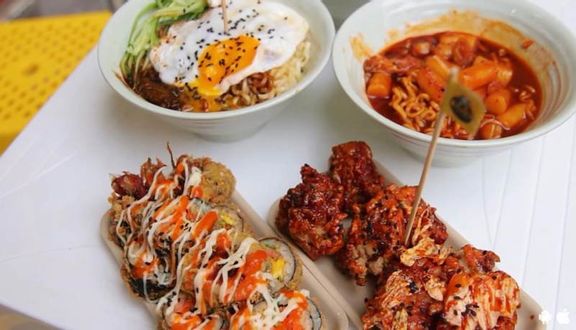 Cơm Ốp La Xúc Xích Kim Chi Sốt Gojuchang