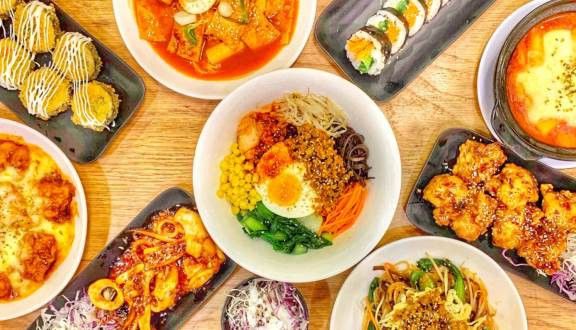 T8: Tok ramen phô mai đút lò, Canh rong biển mini, 1 trà đào miếng khổng lồ 0,9 lít