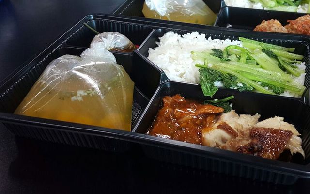 Cơm trứng cuộn thịt bằm +  Cơm Gà Chiên Xả