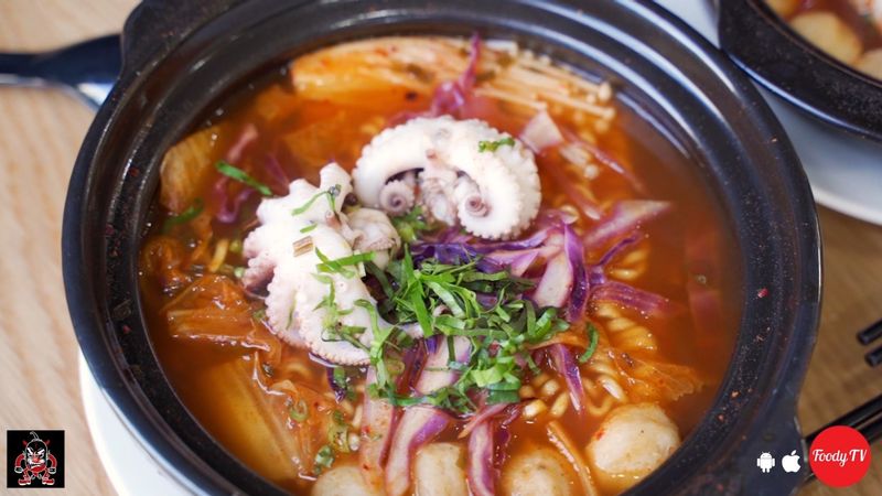Mì Tomyum Bò + Nước Ngọt