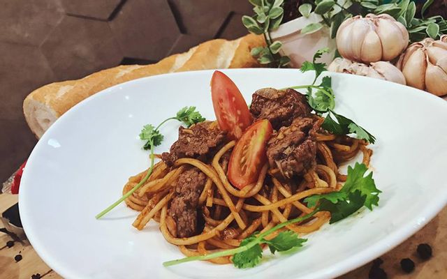Mỳ Ý bò lúc lắc sốt kem vang đỏ