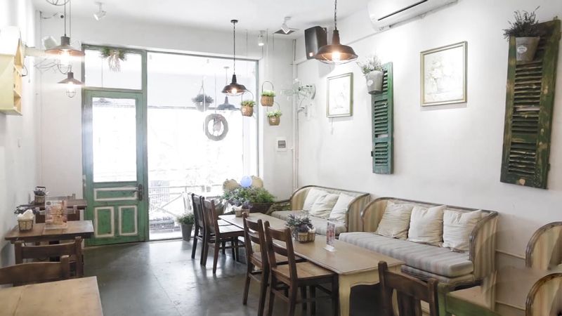Vintage 1976 Cafe - Nguyễn Hữu Huân