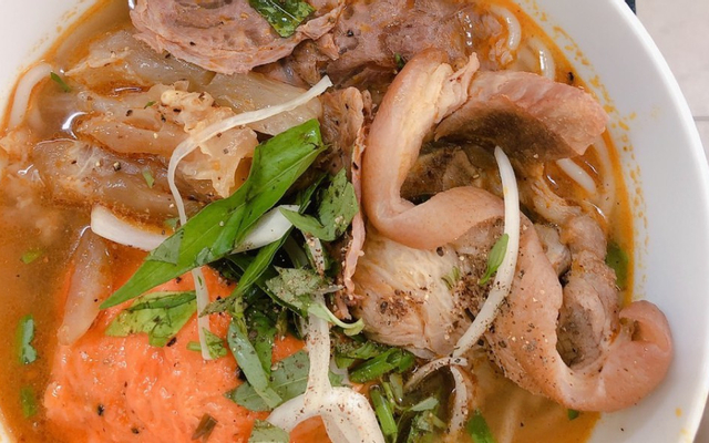 Bún bắp bò tái, chả