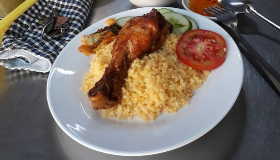 Cơm gà chiên giòn sốt tỏi