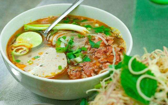 Bún bò chả cua