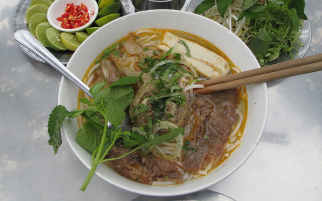 Bún bò bắp chả