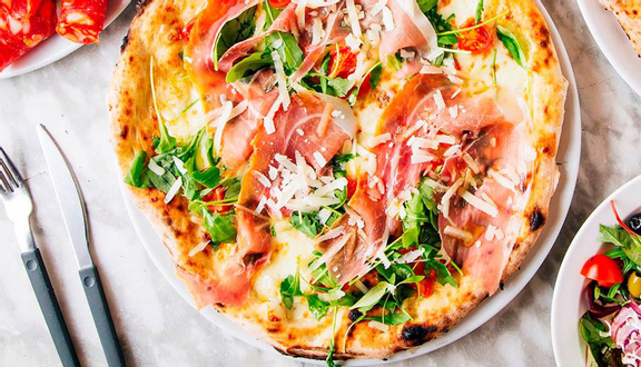 Bacon & avocado pizza