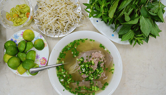 Phở đùi gà chặt